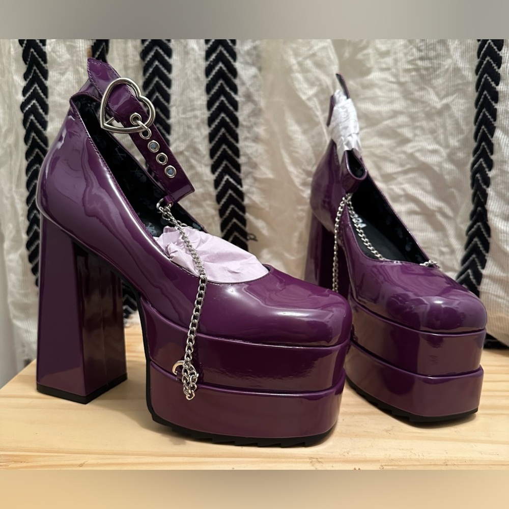 LAMODA purple patent leather ankle strap chunky heels 5.5”